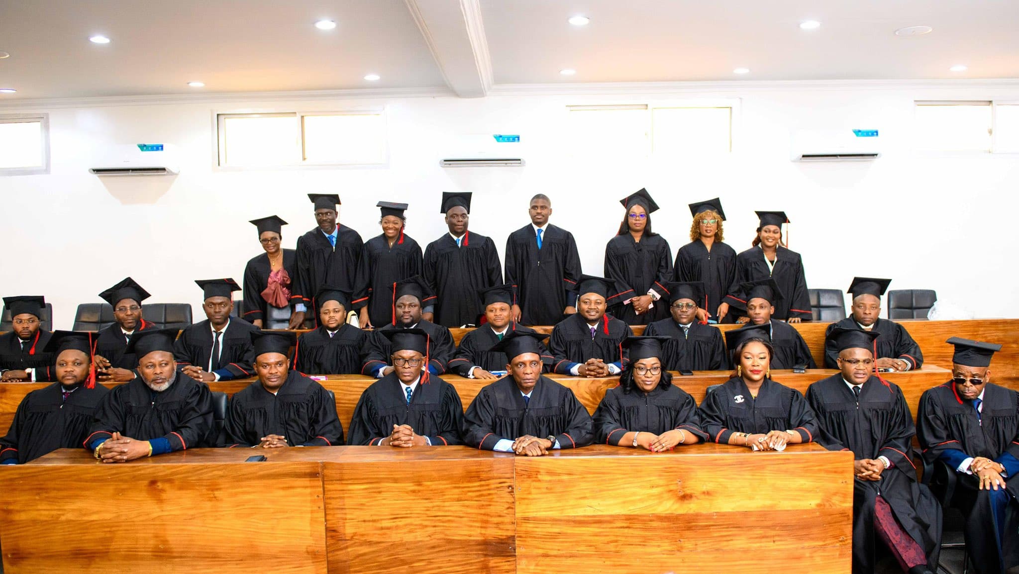Les lauréats du Master en Leadership et Gouvernance de l'École du Leadership de l'UPC, en toge lors de la collation de 2025