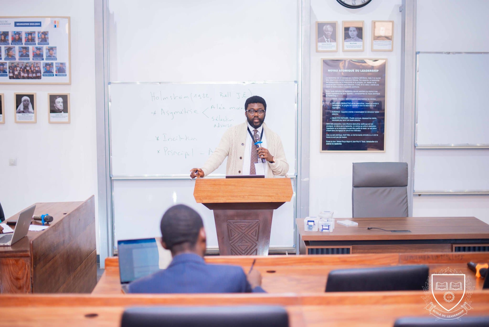 Le professeur Jean-Paul K. Tsasa animant un atelier scientifique dans la salle de l'École du Leadership